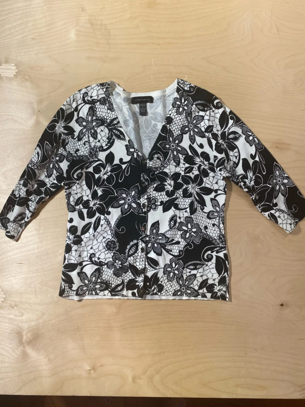 Cable & Gauge Black and White Floral Knit Button Up Cardigan Large (RC)